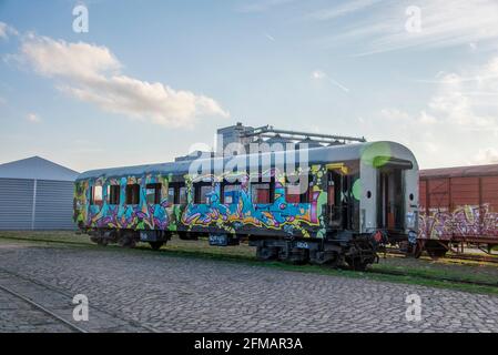 Germania, Sassonia-Anhalt, Magdeburgo, vagone ferroviario spruzzato di graffiti. Foto Stock