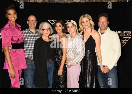 L-R: Ella Balinski, David Auburn, Elizabeth Cantillon, Naomi Scott, Kristen Stewart, Elizabeth Banks, Max Handelman durante la CharleÕs Angels Photo Call, tenutasi al Whitby Hotel a New York City, giovedì 7 novembre 2019. Foto di Jennifer Graylock-Graylock.com 917-519-7666 Foto Stock