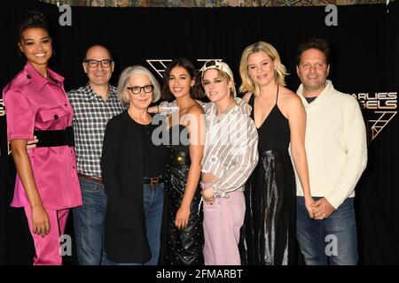 L-R: Ella Balinski, David Auburn, Elizabeth Cantillon, Naomi Scott, Kristen Stewart, Elizabeth Banks, Max Handelman durante la CharleÕs Angels Photo Call, tenutasi al Whitby Hotel a New York City, giovedì 7 novembre 2019. Foto di Jennifer Graylock-Graylock.com 917-519-7666 Foto Stock