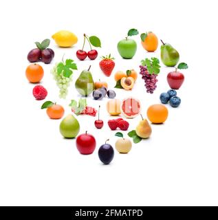 Frutti diversi a forma di cuore su sfondo bianco Foto Stock