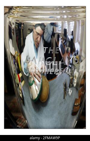 La Coppa di premiership in corso di incisione per l'anno 2005, ad Aspreys sul vecchio Bond st da Philip sale.pic David Sandison 4/5/2005 Foto Stock