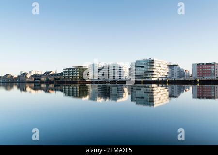 Berlino, la riva dello Sprea con moderni blocchi di appartamenti, umore del mattino, specchio-liscia superficie d'acqua Foto Stock