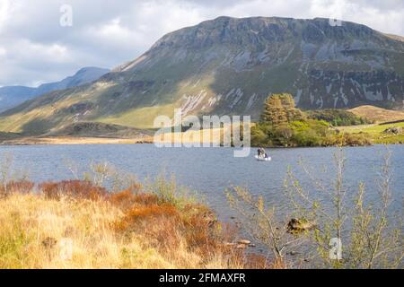 Cregennan Lake,Cregennan Lakes,at,base,near,Cadair Idris,Cader Idris,mountain.picturesque,remote,Mid,West,Wales,rurale,paesaggistico,rurale,location,la principale 'pointy' collina che si vede accanto al lago è chiamato 'Pared y Cefn Hir' ed è raggiungibile a piedi. E' ripida come sembra, ma una volta che siete in cima potete seguire il percorso ondulato su tutte le creste, con vedute di Barmouth e giù sui laghi. Si scende e si segue il sentiero alla base della collina, o si può camminare tra i laghi oltre la casa barca. Foto Stock