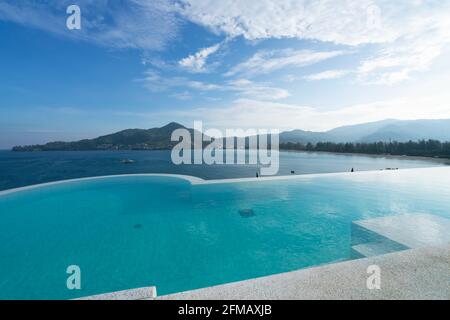 Piscina con scala sul tetto dell'edificio Vista sul mare tropicale, Villa di lusso sulla spiaggia con piscina vista mare in des moderno Foto Stock