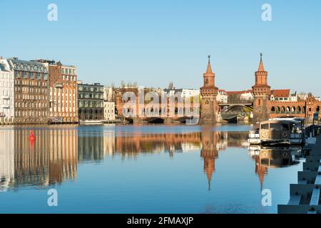 Berlino, Spreeufer, vista da Friedrichshain (Osthafen) a Kreuzberg, cortili commerciali, Oberbaumbrücke Foto Stock