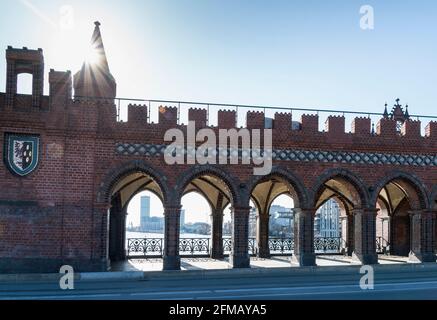 Berlino, Oberbaumbrücke, collegamento tra Kreuzberg e Friedrichshain, Ostarkaden Foto Stock