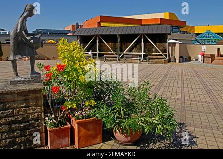 Kurpark, Kurhaus, (l), torre di laurea, (m), Contesto: Bagno termale, ospiti del centro termale, scultura, König-Heinrich-Spudel, Bad Soden-Salmünster, Assia, Germania / Foto Stock