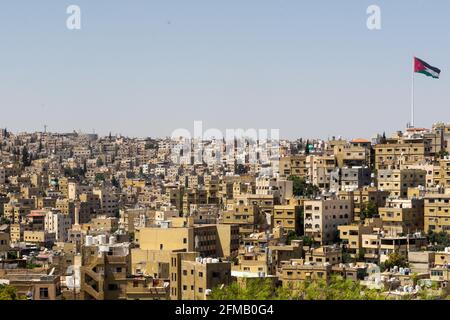 Skyline della città vecchia di Amman, Giordania con il flagpole di Raghadan, il secondo più alto del mondo visibile in una giornata limpida Foto Stock