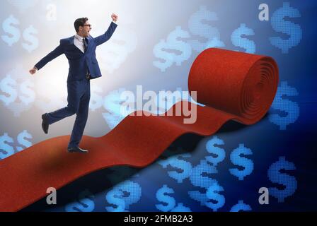 L uomo d affari con dollari sul tappeto rosso Foto Stock