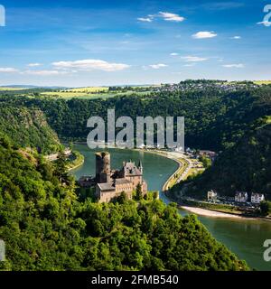 Germania, Renania-Palatinato, San Goarshausen, Patrimonio Mondiale dell'Umanità Valle del Medio Reno, vista del Castello di Katz sul Reno, anche il Castello di Neukatzenelnbogen, dietro la roccia di Loreley Foto Stock