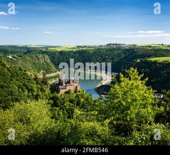 Germania, Renania-Palatinato, San Goarshausen, Patrimonio Mondiale dell'Umanità Valle del Medio Reno, vista del Castello di Katz sul Reno, anche il Castello di Neukatzenelnbogen, dietro la roccia di Loreley Foto Stock