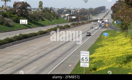 Auto sull'Interstate 5, Oceanside California USA. Automobili sulla superstrada Intercity. Trasporto automatico in America. Traffico stradale e verde vicino a Los Angeles. Strada a più corsie dall'alto. Foto Stock