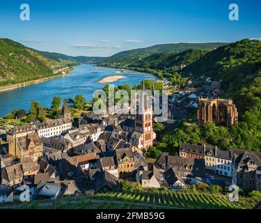 Germania, Renania-Palatinato, Bacharach, Patrimonio dell'Umanità dell'alta Valle del Medio Reno, vista sul Reno e Bacharach con la cappella Werner Foto Stock