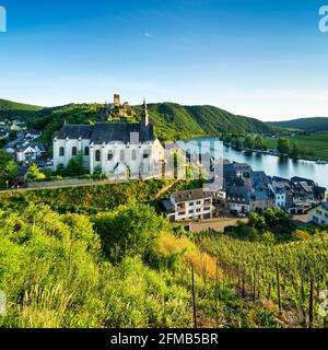 Germania, Renania-Palatinato, Beilstein (Mosel), vista nella valle della Mosella al villaggio del vino di Beilstein con la Chiesa Carmelitana, rovine del castello di Beilstein e vigneti Foto Stock