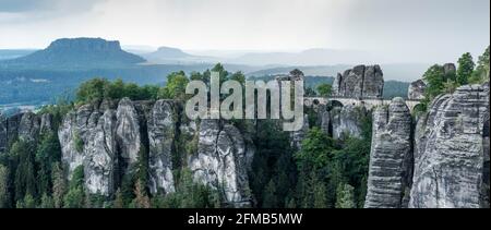 Germania, Sassonia, Saxon Svizzera Parco Nazionale, Elbe montagne di arenaria, vista del ponte di Bastei con la pioggia in avvicinamento, sul retro del Lilienstein Foto Stock