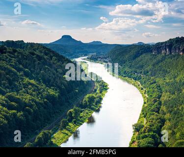 Vista dell'Elba e del Lilienstein, vicino a Schmilka, montagne di arenaria dell'Elba, Parco Nazionale della Svizzera sassone, Sassonia, Germania Foto Stock