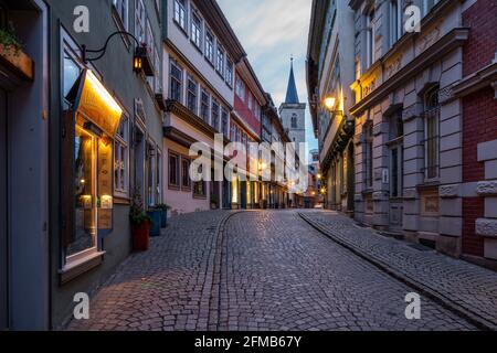 Germania, Turingia, Erfurt, città vecchia, la Krämerbrücke sul fiume Gera all'alba Foto Stock
