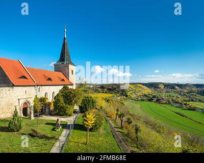 Vista sulla Unstruttal con la chiesa del monastero Zscheiplitz in autunno con una vista a Friburgo, Sassonia-Anhalt, Germania Foto Stock