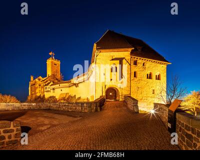 Il Wartburg illuminato al tramonto, patrimonio dell'umanità dell'UNESCO, Eisenach, Turingia, Germania Foto Stock