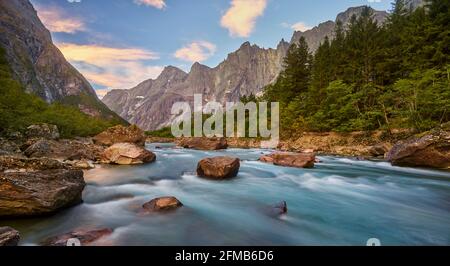 Rauma River, Trolltindan, Romsdalen, More og Romsdal, Norvegia Foto Stock