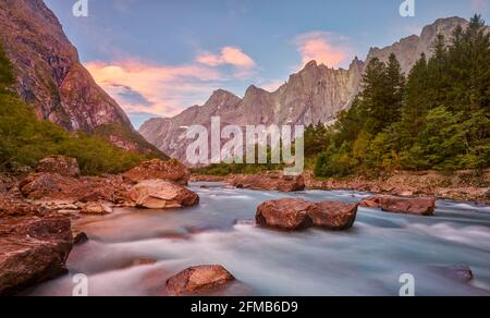 Rauma River, Trolltindan, Romsdalen, More og Romsdal, Norvegia Foto Stock