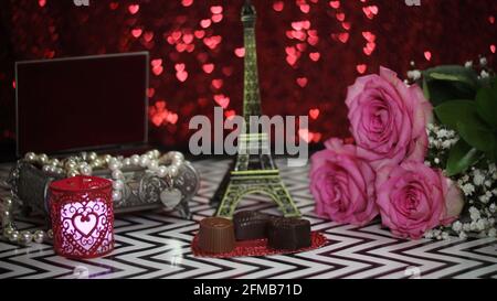 Rosa con la replica della Torre Eiffel DOF poco profondo, Focus sul cioccolato Foto Stock