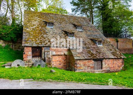 Nether Alderley Mill, un mulino ad acqua del XVI secolo a Nether Alderley, vicino Alderley Edge, Cheshire, Inghilterra, Regno Unito. XVI secolo, classificato di grado II*. Foto Stock