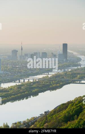 Vista da Kahlenberg su Vienna, Donaucity, Isola del Danubio, alba, Austria Foto Stock