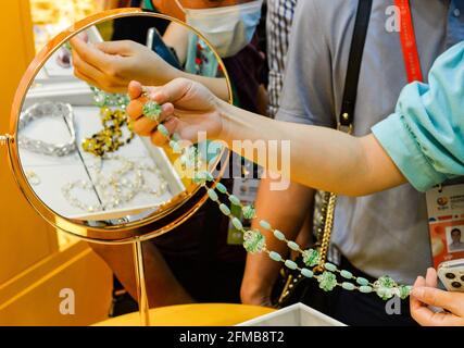 Haikou. 7 maggio 2021. Foto scattata il 7 maggio 2021 mostra una collana esposta al primo China International Consumer Products Expo di Haikou, capitale della provincia di Hainan, nella Cina meridionale. Con una superficie di 80,000 metri quadrati, la fiera è la più grande fiera di beni di consumo della regione Asia-Pacifico, secondo gli organizzatori. Credit: Zhou Jiayi/Xinhua/Alamy Live News Foto Stock