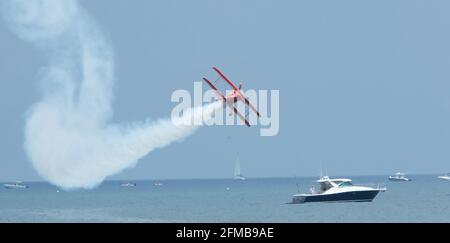 Fort Lauderdale, Stati Uniti. 07 maggio 2021. Michael Wiskus in the Lucas Oil Plane si esibisce durante una prova finale di abbigliamento al ft Lauderdale Air Show di ft Lauderdale, Florida, venerdì 7 maggio 2021. Foto di Gary i Rothstein/UPI Credit: UPI/Alamy Live News Foto Stock