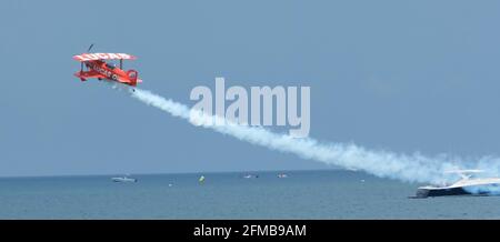 Fort Lauderdale, Stati Uniti. 07 maggio 2021. Michael Wiskus in the Lucas Oil Plane si esibisce durante una prova finale di abbigliamento al ft Lauderdale Air Show di ft Lauderdale, Florida, venerdì 7 maggio 2021. Foto di Gary i Rothstein/UPI Credit: UPI/Alamy Live News Foto Stock