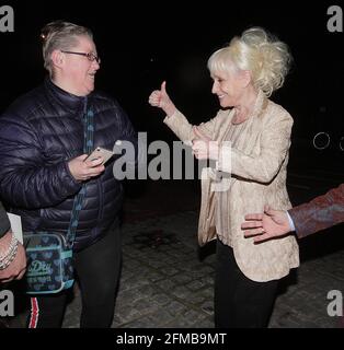 barbara windsor e suo marito sono andati presto al natale del proprietario della sera nel parco regent's e sono uscito mezz'ora più tardi. era molto felice di sorridere e firmare autografi e ha voluto tutti buon natale. ha anche voluto un selfie con noi i fotografi in modo da abbiamo posato con lei per un'immagine, non ci ha chiesto. molto bella signora pietà di tutto ciò che sta accadendo alla sua speranza che si ottiene molto presto meglio se c'è una nuova cura per le immagini 7/12/2018 blitz Foto Stock