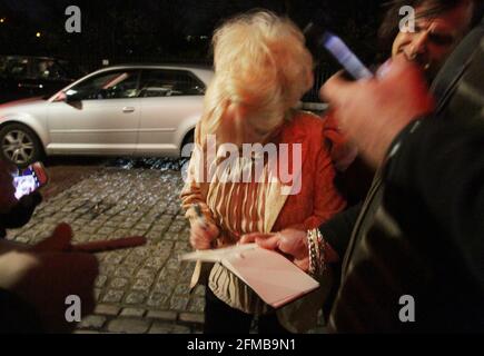 barbara windsor e suo marito sono andati presto al natale del proprietario della sera nel parco regent's e sono uscito mezz'ora più tardi. era molto felice di sorridere e firmare autografi e ha voluto tutti buon natale. ha anche voluto un selfie con noi i fotografi in modo da abbiamo posato con lei per un'immagine, non ci ha chiesto. molto bella signora pietà di tutto ciò che sta accadendo alla sua speranza che si ottiene molto presto meglio se c'è una nuova cura per le immagini 7/12/2018 blitz Foto Stock