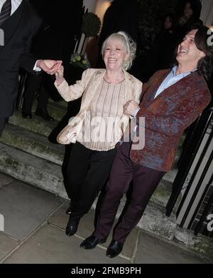 barbara windsor e suo marito sono andati presto al natale del proprietario della sera nel parco regent's e sono uscito mezz'ora più tardi. era molto felice di sorridere e firmare autografi e ha voluto tutti buon natale. ha anche voluto un selfie con noi i fotografi in modo da abbiamo posato con lei per un'immagine, non ci ha chiesto. molto bella signora pietà di tutto ciò che sta accadendo alla sua speranza che si ottiene molto presto meglio se c'è una nuova cura per le immagini 7/12/2018 blitz Foto Stock