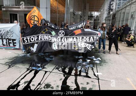 New York, Stati Uniti. 7 maggio 2021. I dimostranti sono mostrati protestare contro la linea di tubi della linea 3 accanto a Bank America durante a New York. Bank America è un sostenitore finanziario della linea di tubi 3 e 'se costruita, la linea 3 avrebbe trasportare centinaia di migliaia di barili al giorno di sabbie di catrame greggio petrolio attraverso le popolazioni indigene terra attraverso lo stato se i funzionari del Minnesota '' ha detto. Credit: Brian Branch Price/ZUMA Wire/Alamy Live News Foto Stock