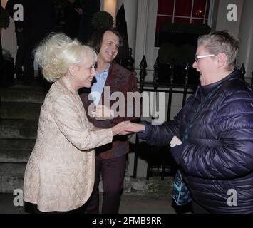 barbara windsor e suo marito sono andati presto al natale del proprietario della sera nel parco regent's e sono uscito mezz'ora più tardi. era molto felice di sorridere e firmare autografi e ha voluto tutti buon natale. ha anche voluto un selfie con noi i fotografi in modo da abbiamo posato con lei per un'immagine, non ci ha chiesto. molto bella signora pietà di tutto ciò che sta accadendo alla sua speranza che si ottiene molto presto meglio se c'è una nuova cura per le immagini 7/12/2018 blitz Foto Stock