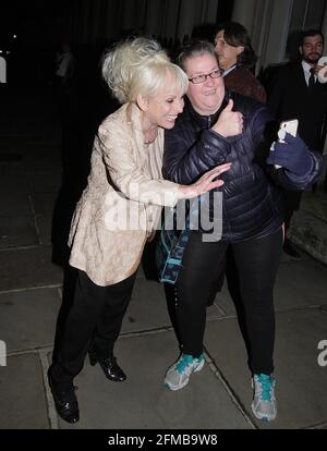 barbara windsor e suo marito sono andati presto al natale del proprietario della sera nel parco regent's e sono uscito mezz'ora più tardi. era molto felice di sorridere e firmare autografi e ha voluto tutti buon natale. ha anche voluto un selfie con noi i fotografi in modo da abbiamo posato con lei per un'immagine, non ci ha chiesto. molto bella signora pietà di tutto ciò che sta accadendo alla sua speranza che si ottiene molto presto meglio se c'è una nuova cura per le immagini 7/12/2018 blitz Foto Stock