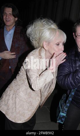 barbara windsor e suo marito sono andati presto al natale del proprietario della sera nel parco regent's e sono uscito mezz'ora più tardi. era molto felice di sorridere e firmare autografi e ha voluto tutti buon natale. ha anche voluto un selfie con noi i fotografi in modo da abbiamo posato con lei per un'immagine, non ci ha chiesto. molto bella signora pietà di tutto ciò che sta accadendo alla sua speranza che si ottiene molto presto meglio se c'è una nuova cura per le immagini 7/12/2018 blitz Foto Stock