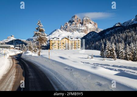 Misurina in inverno, l'istituto Pio XII - centro per il trattamento e la riabilitazione delle malattie respiratorie nei bambini, sullo sfondo la parete sud delle tre Cime di Lavaredo, Dolomiti, Auronzo di Cadore, Belluno, Veneto, Italia Foto Stock