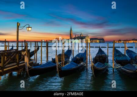 Gondole sul Canal Grande a Venezia, Italia di notte Foto Stock