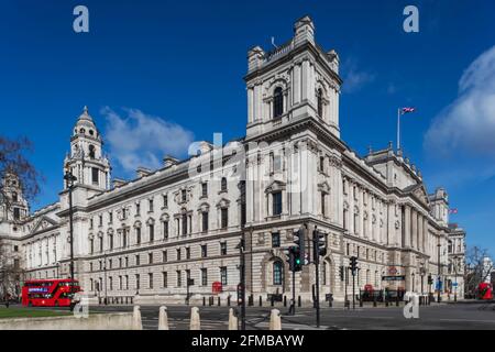 Inghilterra, Londra, Westminster, Whitehall, HM Treasury Building all'angolo tra Parliament Square e Parliament Street Foto Stock