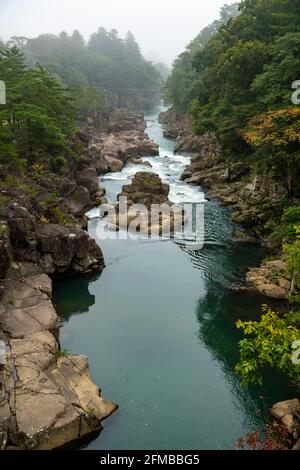 Geibikei è un burrone nel fiume Satetsu nella città di Ichinoseki, Prefettura di Iwate, Giappone, in una mattina misteriosa rinfresca l'atmosfera. Questo è un popolare Foto Stock