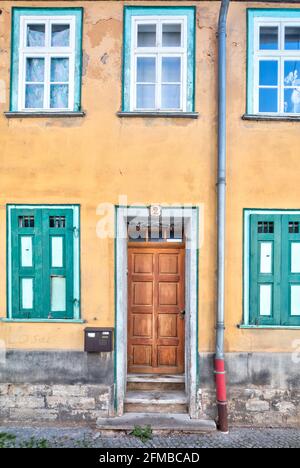 Casa facciata, porta anteriore, ingresso casa, finestra, città vecchia, Estate, Erfurt, Turingia, Germania, Europa Foto Stock