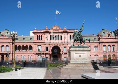 Casa rosa, Casa Rosada, palazzo esecutivo e ufficio del presidente dell'Argentina, e il generale Manuel Belgrano bronzo monumento equestre, in Plaza Foto Stock