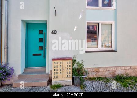 Casa facciata, porta anteriore, ingresso casa, finestra, città vecchia, Estate, Erfurt, Turingia, Germania, Europa Foto Stock