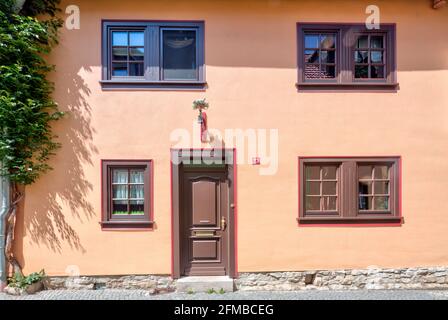 Casa facciata, porta anteriore, ingresso casa, finestra, città vecchia, Estate, Erfurt, Turingia, Germania, Europa Foto Stock