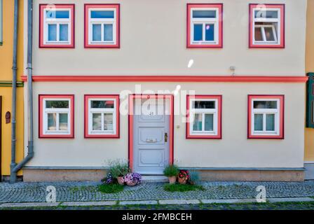 Casa facciata, porta anteriore, ingresso casa, finestra, città vecchia, Estate, Erfurt, Turingia, Germania, Europa Foto Stock