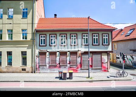 Casa facciata, porta anteriore, ingresso casa, finestra, città vecchia, Estate, Erfurt, Turingia, Germania, Europa Foto Stock