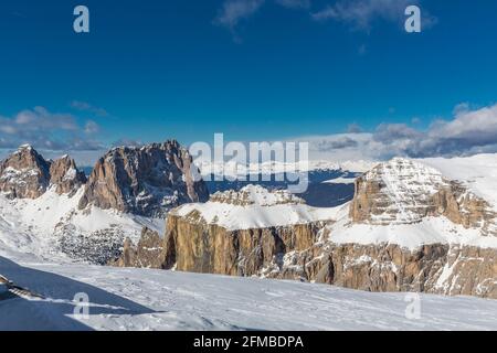 Vista dalla terrazza panoramica Sass Pordoi, Grohmannspitze, 3126 m, Fünffinger, 2998 m, Langkofel, 3181 m, Piz Ciavazes, 2828 m, Piz Selva, 2941 m, dietro le Alpi Ötztal, la catena del Sella, il Passo Pordoi, Sellaronda, Alto Adige, Alto Adige, Dolomiti, Italia, Europa Foto Stock