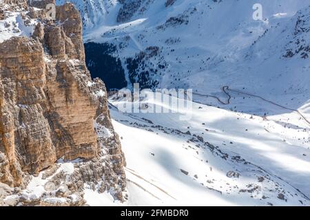 Cimitero di guerra tedesco Pordoi, cripta con 9, 431 morti della prima e della seconda guerra mondiale, memoriale di guerra, vista da Sass Pordoi, Passo Pordoi, Sellaronda, Alto Adige, Alto Adige, Dolomiti, Italia, Europa Foto Stock